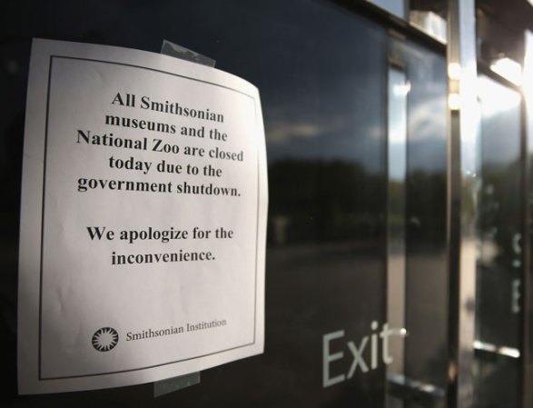 Un cartel anuncia el cierre del National Museum of American History, en Washington.