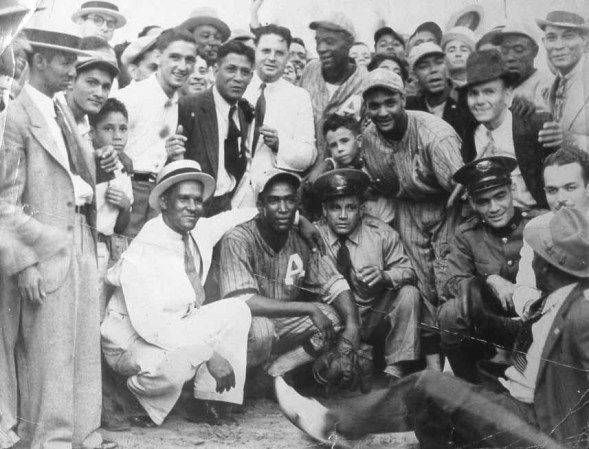 Martín Dihígo (de rodillas al centro), con el Almendares de la Liga Profesional, fue conocido como "El Inmortal", por sus grandes hazañas, no solo en la pelota cubana, sino en el béisbol de su época.