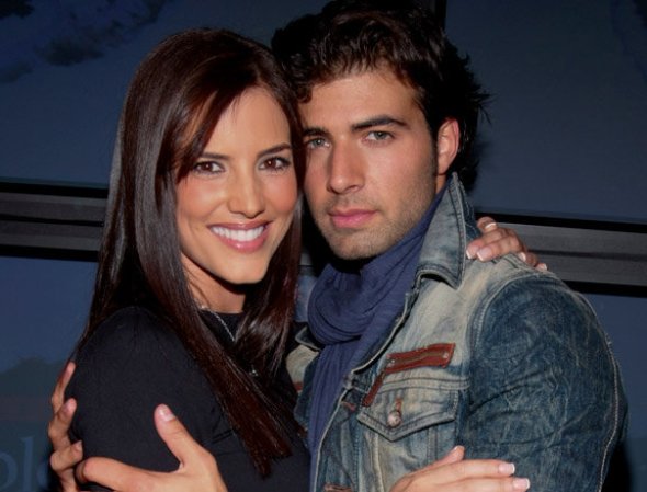 En septiembre del 2011 a través de un twitcam confirmó su relación con Jeancarlos Canela.