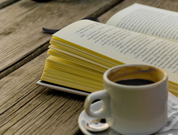 El café es rico en antioxidantes. Estos son fundamentales a la hora de proteger las células de los radicales libres, sustancias que pueden dañar las células y aumentar el riesgo de enfermedad.