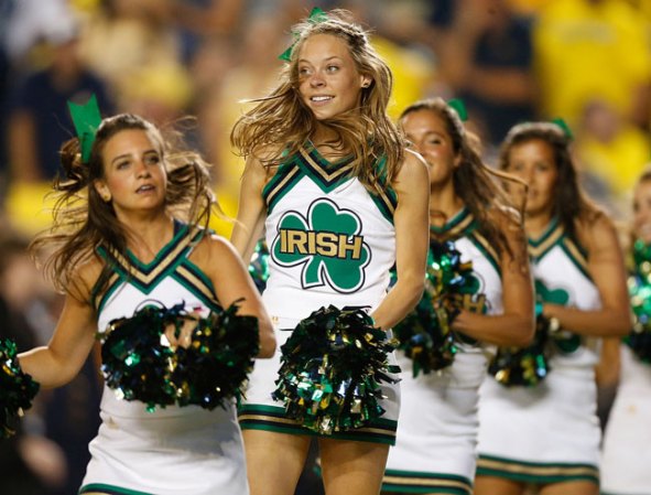 Las porristas de la NFL y del "football" universitario asombran con su belleza y su energía.