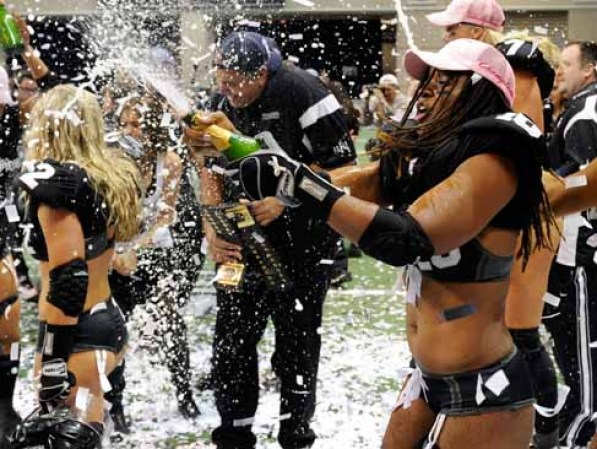 Como todo campeonato de fútbol, las bellezas celebran en grande su victoria con champaña.
