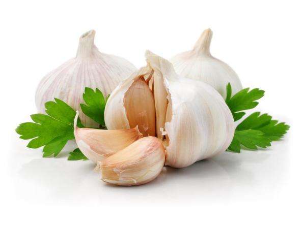 Ajo. Es uno de los mejores alimentos antienvejecimiento que proporciona la naturaleza: ayuda a prevenir la degeneración de las células, previene las enfermedades del corazón y ayuda a mantener la sangre ligera.
