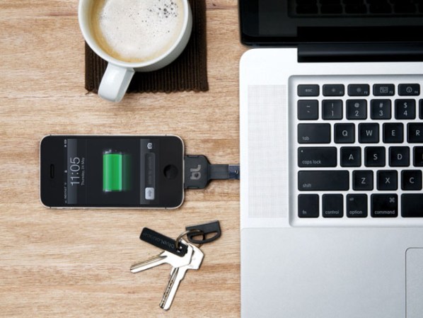 Aquí está el Blue Lounge Kii, el accesorio que necesitabas para olvidarte de los cables y cargar cómodamente tu iPhone, iPad, o Nano.
