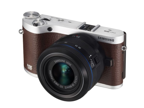 Esta Samsung NX300, de lentes intercambiables, funciona como una réflex digital y su cuerpo retro alberga, entre otras maravillas, un impresionante sensor de 20.3 mega-pixeles.