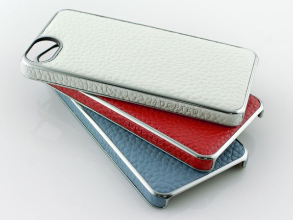 Usar un estuche de cuero para tu celular es un toque de pura elegancia y belleza. Créditos: Cortesía de Adopte vía Daily Candy.