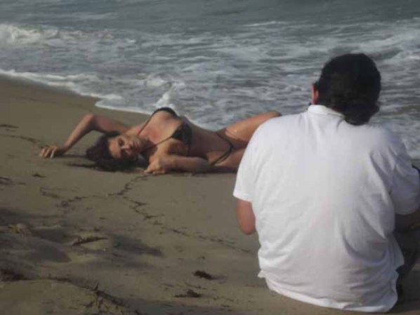 Victoria Valentine James tuvo que renunciar a ser maestra de inglés debido a que se dieron a conocer sus fotos picantes en internet. Y ahora vende sus encantos al desnudo.