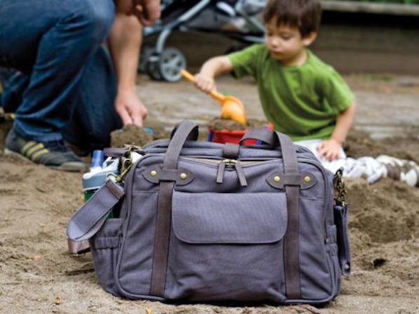 Con tres amplios compartimentos separados para papá, bebé y refrigerios, mami y papi cuentan con una bolsa para los lentes y para el teléfono, y el bebé aún tiene mucho lugar para sus cosas. La encuentras en soyoungmoter.com a $175
