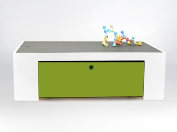 Mesa y pizarrón a la vez, con un cajón que guarda lo mismo juguetes que colores. Disponible en laylagrayce.com, $895.