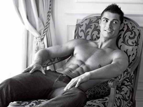 Cristiano Ronaldo dos Santos Aveiro, nació en Madeira, Portugal, el 5 de febrero de 1985.
