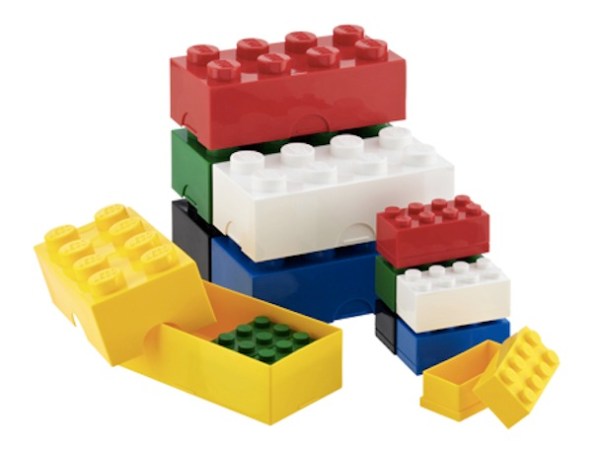 Llena estas cajas en forma de Legos de carros, crayones, figuras de acción, y, bueno, también Legos. La encuentras en containerstore.com, $5-$15.