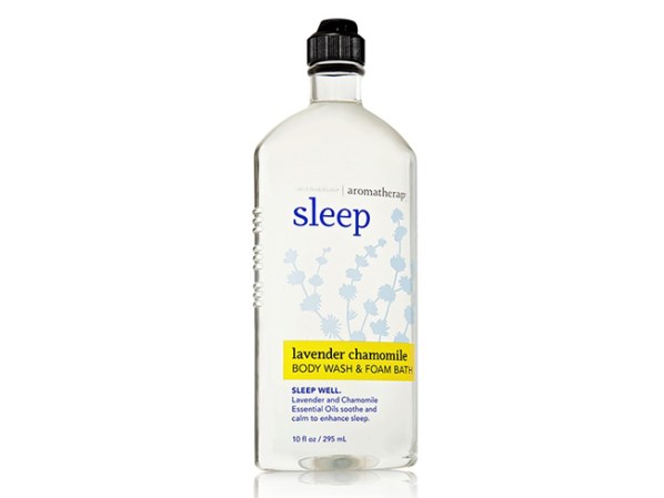Un baño de tina y burbujas con esencias de lavanda y manzanilla puede llevarte directo a los brazos de Morfeo. Encuéntralas en bathandbodyworks.com, $13.