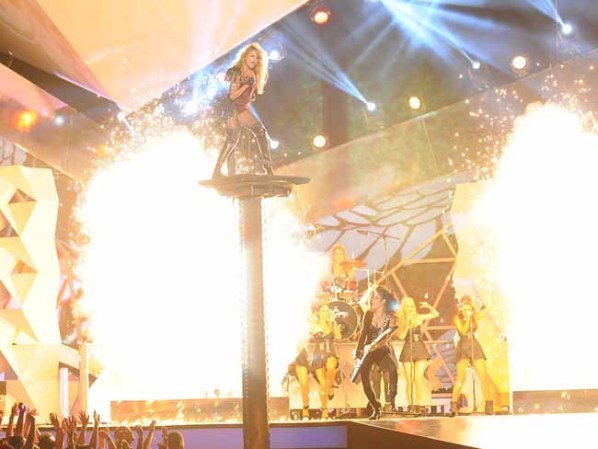 Paulina interpretó el tema "Yo no soy esa mujer"