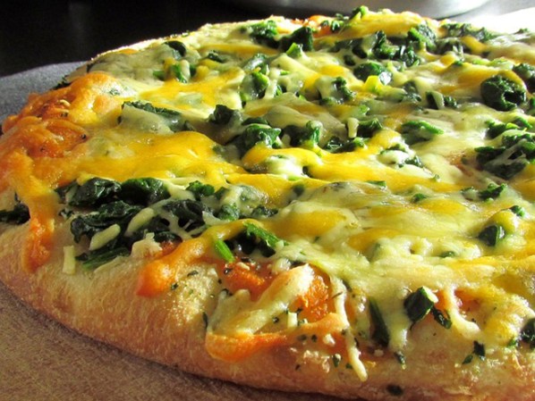 La pizza no tiene porque engordar, disfruta de este delicioso placer dejando de lado algunas calorías usando tartas para piza delgadas e integrales.