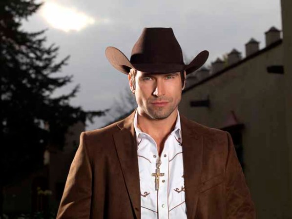 Rafael Amaya como Aurelio Casillas