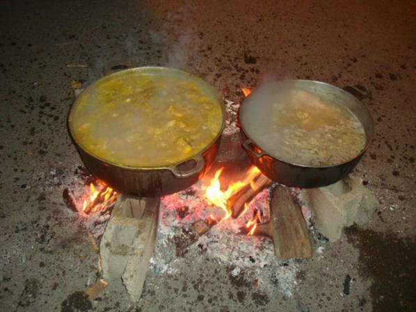 Sancocho en leña, delicioso.