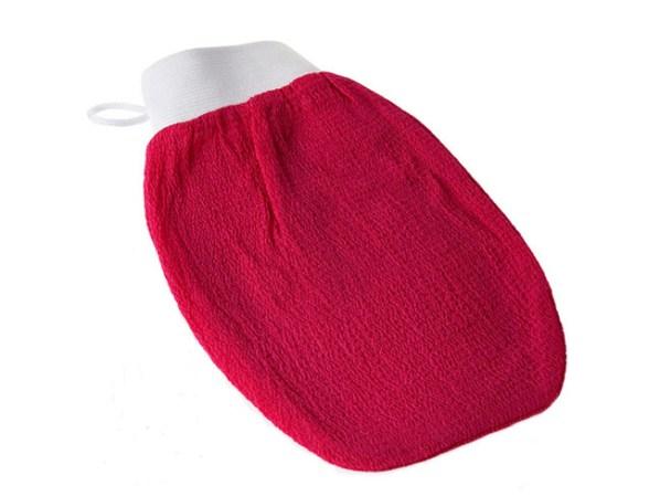 Fuera de la bañera, alienta la circulación con un guante exfoliante. Humedécelo con el agua de la tina y exprímelo un poco.