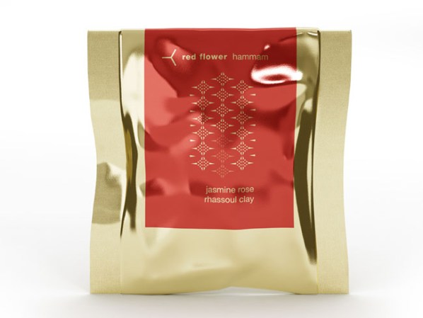 Aplica una mascarilla de arcilla roja. El ingrediente principal de esta maravilla de la naturaleza elimina las impurezas de los poros. El efecto será inigualable si enciendes la calefacción mientras se seca la arcilla.