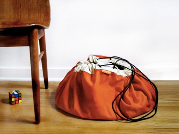Esta bolsa de lona de algodón sirve para guardar cubos, bloques, carritos o trenes, simplemente jala el cordón ¡y a guardarlos! Disponible en swoopbags.com, $48.