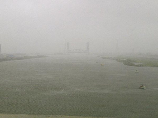 La neblina y el panorama ante la llegada de Isaac, en Nueva Orleáns.