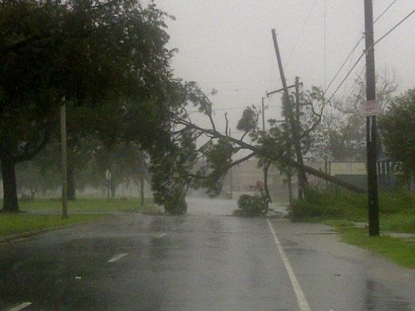 Los tendidos eléctricos ya no resistieron. La llegada de Isaac coincide con el séptimo aniversario de Katrina, un día como hoy del 2005.