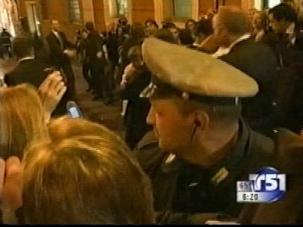 La policía romana también tuvo que actuar para mantener el orden.