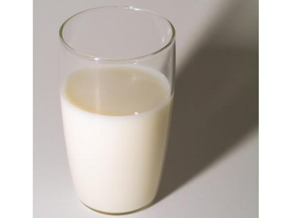 La leche eleva los niveles de la serotonina en el cerebro y lo ayuda a relajar. Por eso se recomienda antes de dormir.