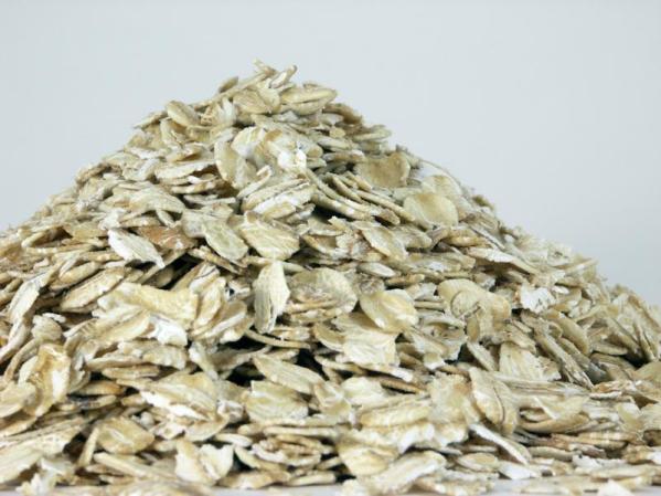 Consuma avena, es un carbohidrato complejo lento de digerir y que además dicen que baja los niveles del colesterol malo.