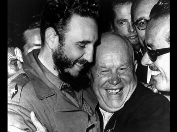 SEPTIEMBRE, 1960: Coincide con el líder soviético Nikita Kruschev en Naciones Unidas, Nueva York.