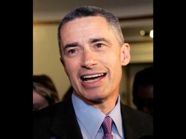 Jim McGreevey renunció como gobernador de Nueva Jersey (2004) tras destaparse que era homosexual.