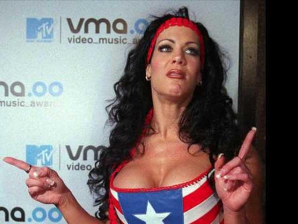 Chyna Esta luchadora de wrestling profesional, cuyo verdadero nombre es Joanie Laurer, filmó una película porno con su marido, el también luchador X-Pac, para distribuirla y ganar fama y dinero.