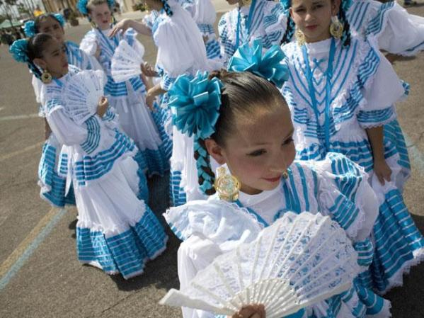 En este día es común las fiestas con mariachi y los grupos de baile folclórico.