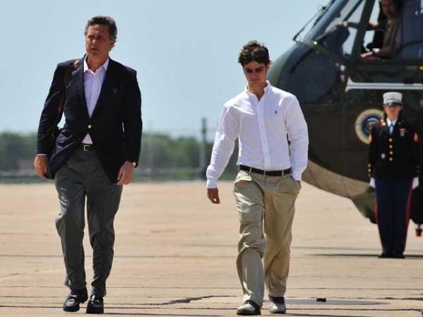 Marvin Bush, hermano del presidente, y su hijo Walker, se disponen a salir de Texas una vez terminada la boda.