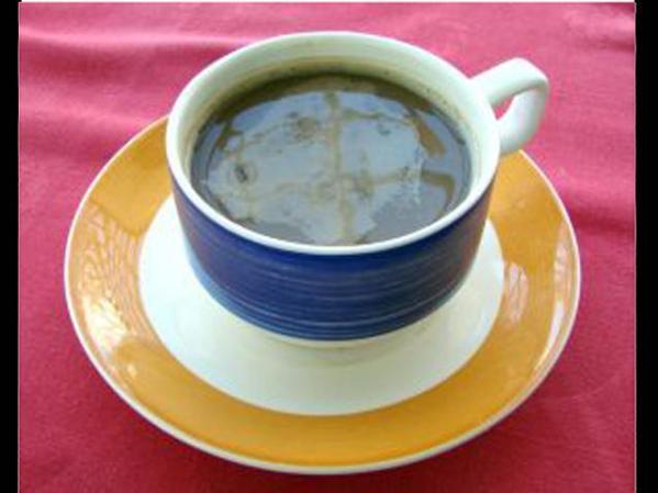 Un cafecito hecho en casa cuesta menos de medio dólar y algunas tiendas lo venden por un dólar, contiene antioxidantes.