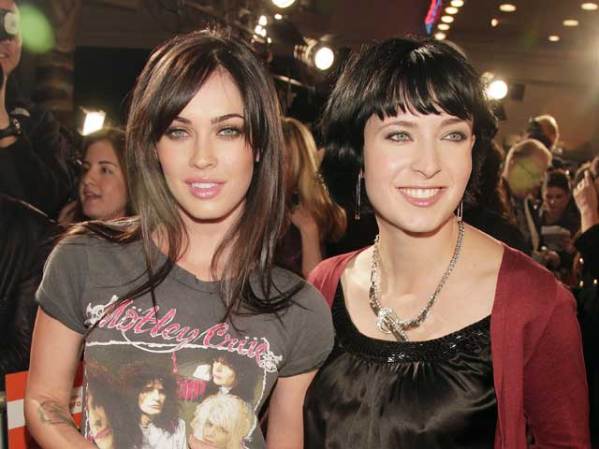 Megan Fox, con un look casual, posa junto a la guionista y ganadora del Oscar (por la película Juno), Diablo Cody.