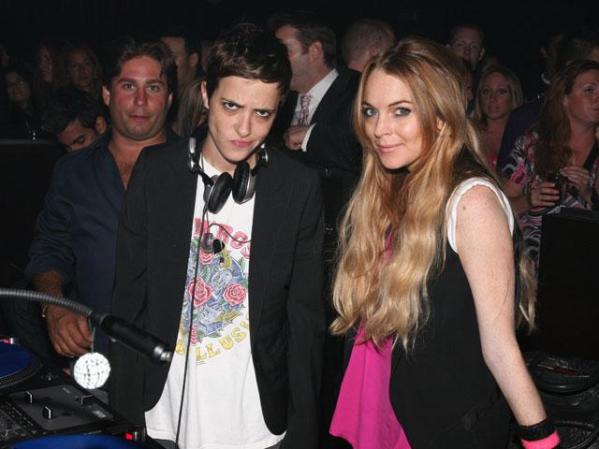 Lindsay Lohan con su pareja la dj Samantha Ronson, confirmó que tienen una relación en septiembre del 2008.