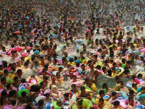 Residentes de la provincia de Sichuan "se refrescan" en una piscina.