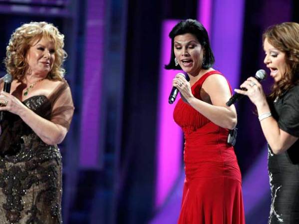 Aquí esta, acompañada de Vikki Carr y Jenni Rivera, en noviembre del 2008.