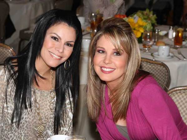 Olga Tañón y Myrka Dellanos, reunidas en noviembre del 2007. Su tercera producción obtuvo Doble Disco de Platino por la venta de más de 200,000 copias y incluyo éxitos rotundos como “Es Mentiroso”, “Entre la Noche y el Día”, y “Una Noche Más”.