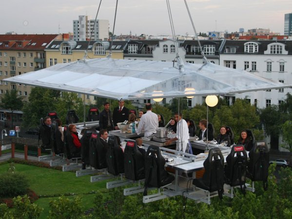 Cena en el aire, sostenidos por una grúa, a un costo de unos $300, para 16 personas en Alemania.