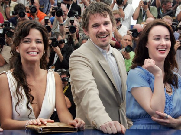 Con el actor Ethan Hawke y la actriz Ashley Johnson, del filme "Fast Food Nation", en Cannes 2006.