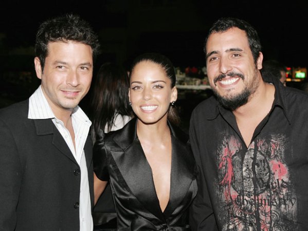 Con el actor Raúl Méndez y el director de la película "Matando Cabos", Alejandro Lozano, en el estreno en Los Ángeles, en 2004.