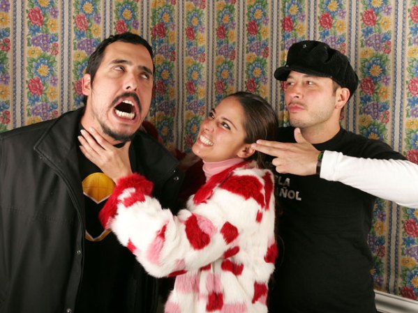 Fotos de promoción de "Matando Cabos", una divertida y exitosa comedia.