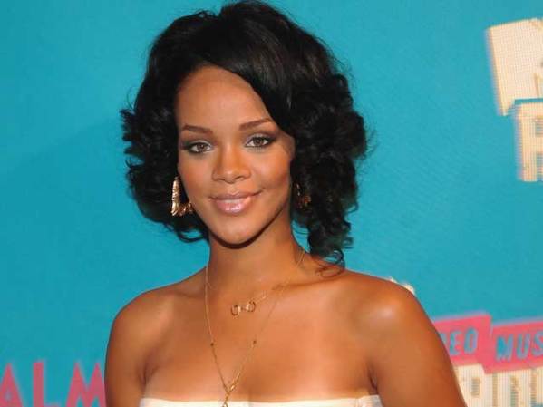 Numerosos medios de comunicación señalan a Rihanna como la posible víctima del ataque. TMZ lo confirma al publicar una foto que muestra la cara de la intérprete llena de moretones.