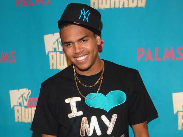 En febrero de 2009, Chris Brown se entrega a la policía y es fichado por presuntamente amenazar a una mujer que lo acusó de agresión la noche de la entrega de los premios Grammy.