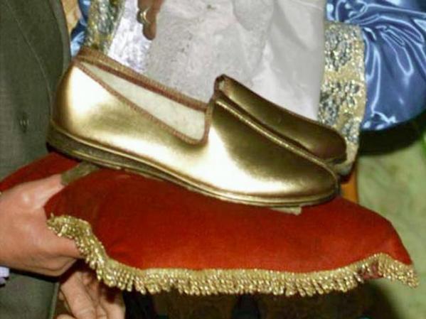 Se acostumbra quitarse los zapatos al entrar a una casa en Turquía, si se le ofrecen pantuflas es de mala educación rechazarlas a menos que lleve unas medias muy elegantes.