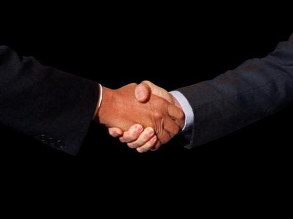En Kuwait los hombres siempre deben despedirse con un apretón de manos, pero nunca se le ocurra ofrecer la mano izquierda, que indica falta de limpieza, la mano izquierda se usa para el aseo personal.