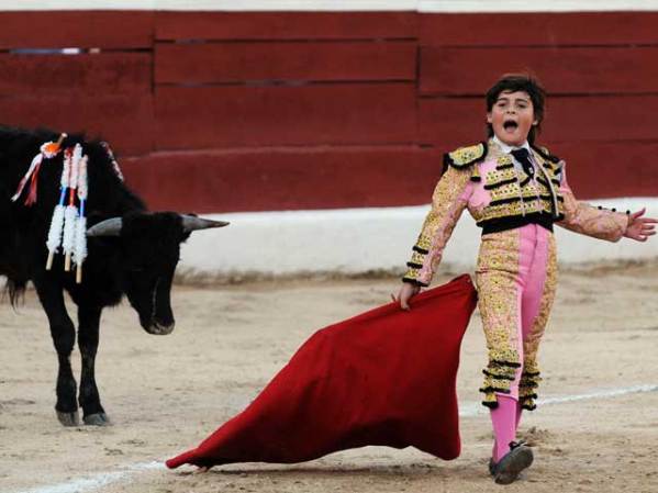 El torero Michelito de 10 años festeja un pase de capa en Mérida, México.