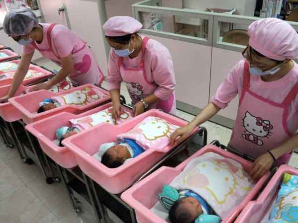 Enfermeras atienden a bebés recién nacidos en un hospital chino donde la indumentaria preferida es la de "Hello Kitty".