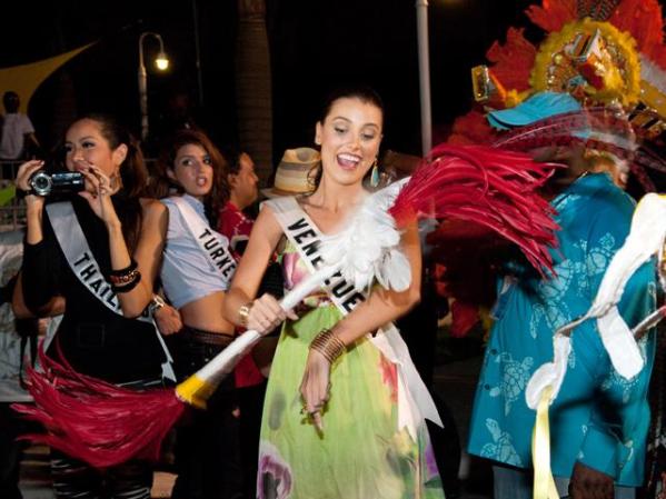 Bailando con otras candidatas durante el desfile Junkanoo en el Sheraton.